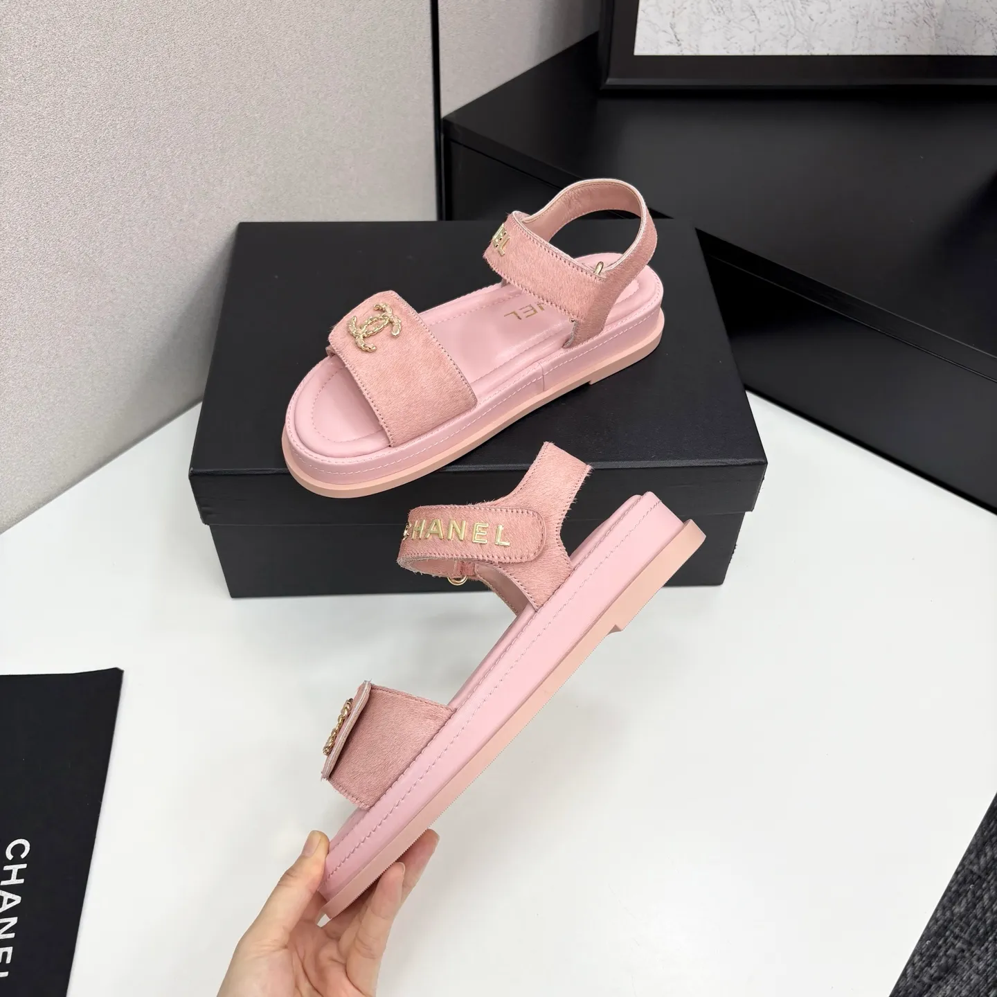 👟👟Ex-factory price 560👟👟Chanel Chanel's new early autumn thick-soled sandals are popular on catwalks on major social platforms. One of the most popular sandals at the moment. Soft and comfortable on the feet. Horsehair upper imported from Italy. Sheepskin feet. Original molded outsole Size: 35-40 (41 customized)